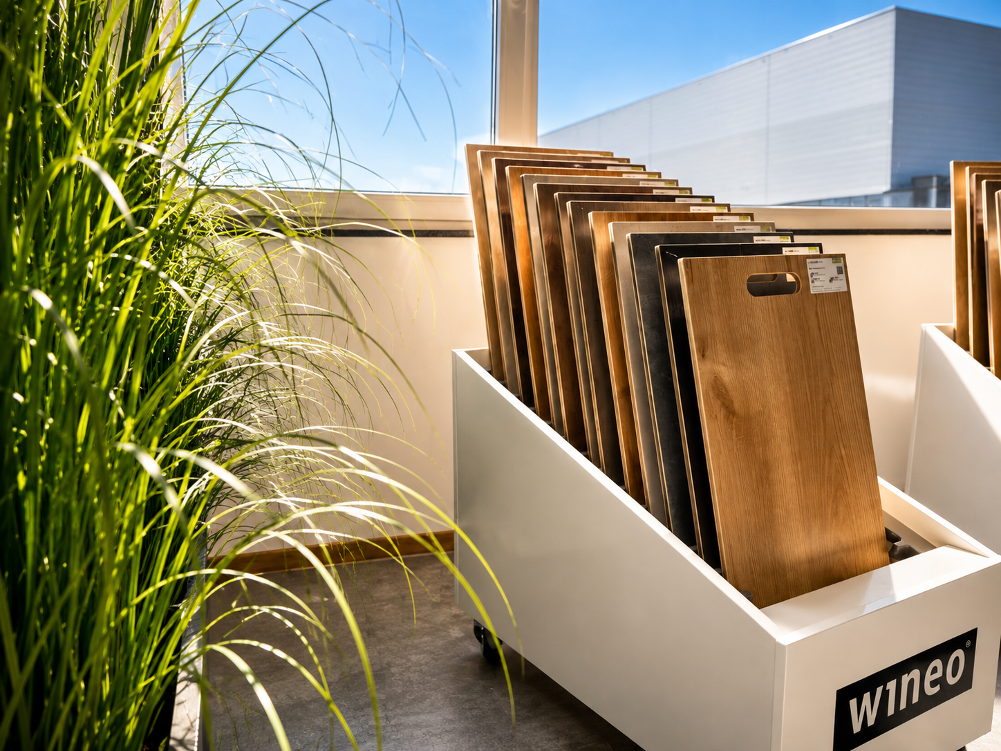 Bodenmuster am Fenster im Showroom